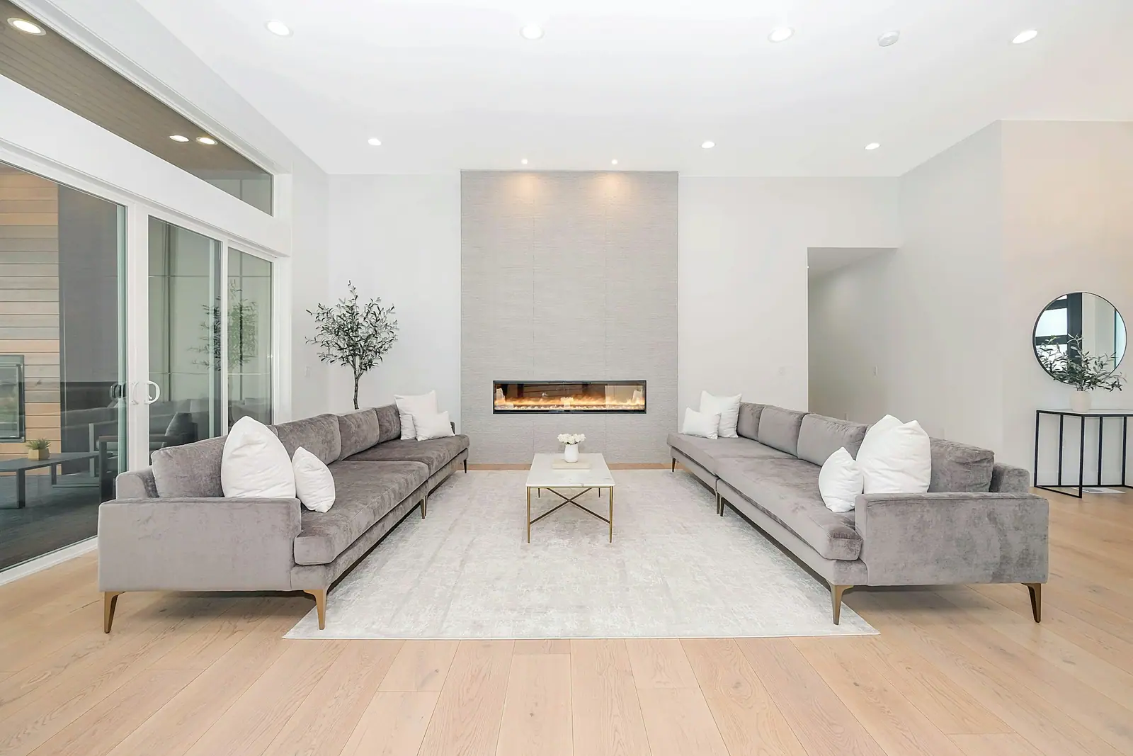 Parke ve boyası bitmiş aydınlık salon